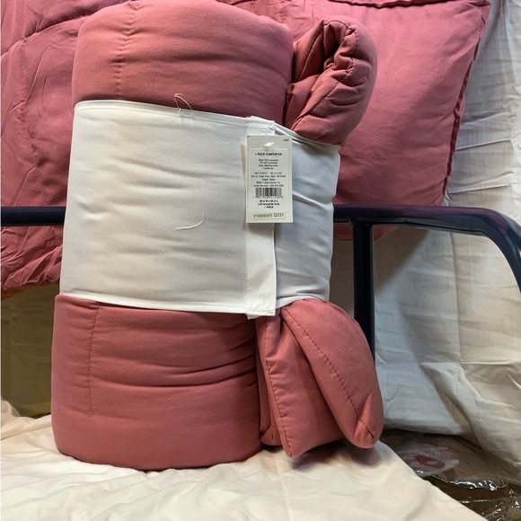 Twin/XL Twin pink comforters - Picture 4 of 4